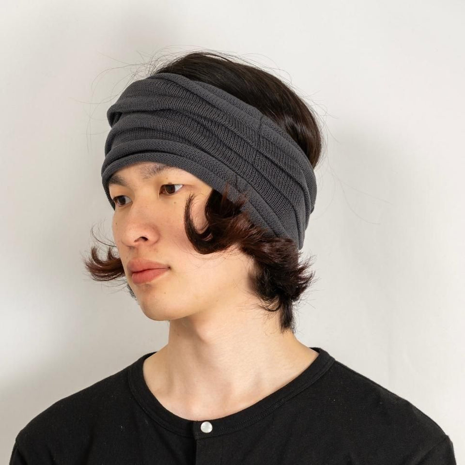 ドレープヘアーバンド グレー 着用 斜め前