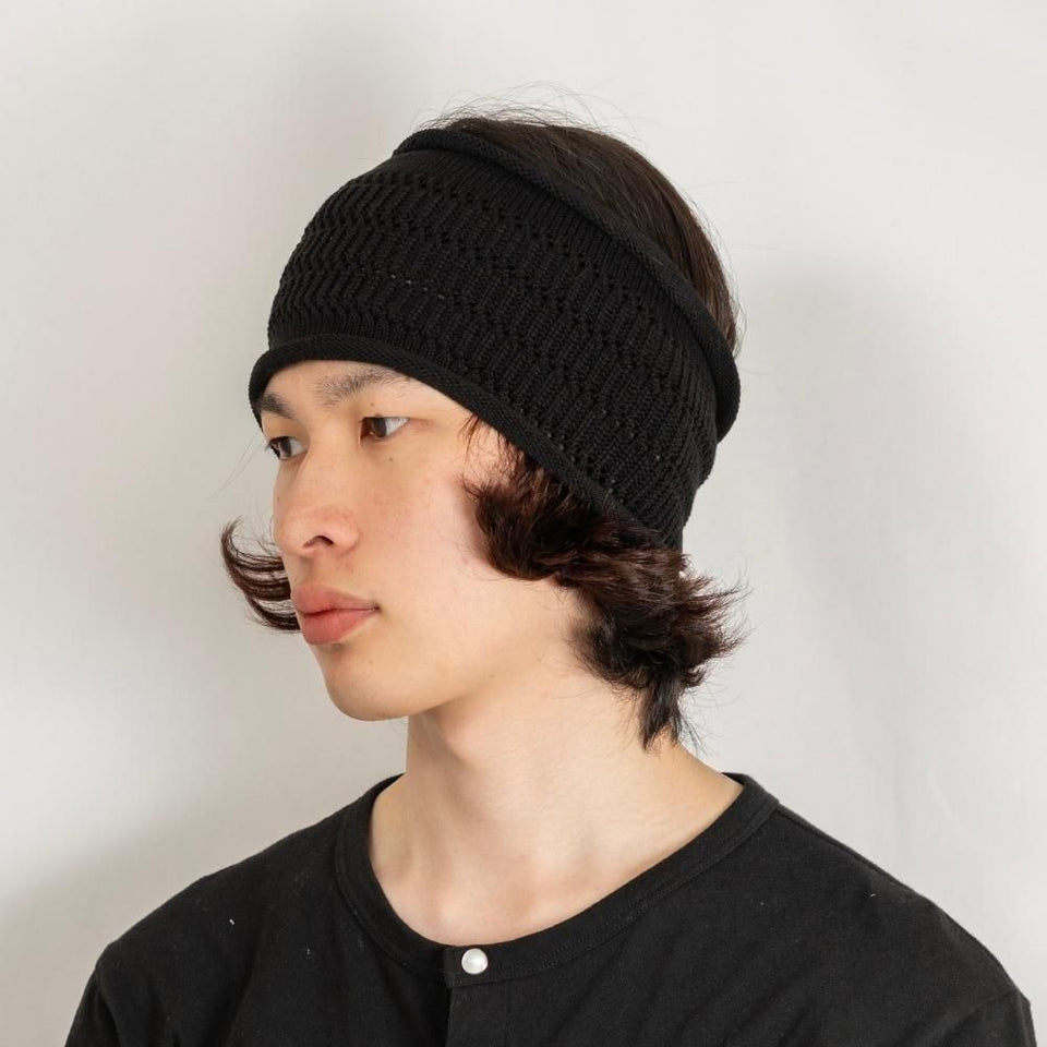 ヘアターバン(ニットヘアバンド) ブラック 着用 斜め前