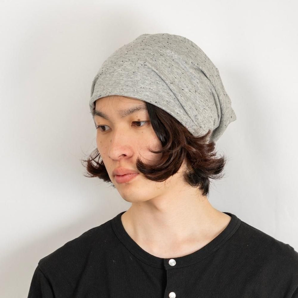 リバーシブルワッチ グレー 着用 斜め前