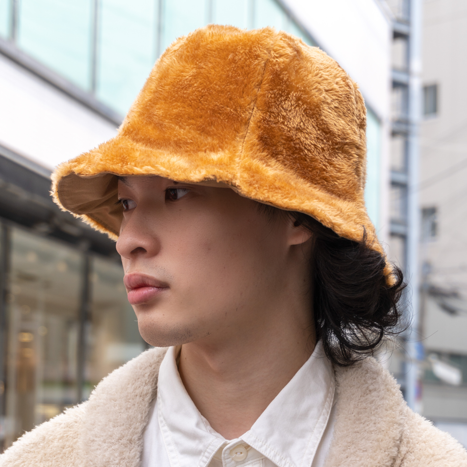 リバーシブルフェイクファーチューリップハット 着用 斜め前 ファー側