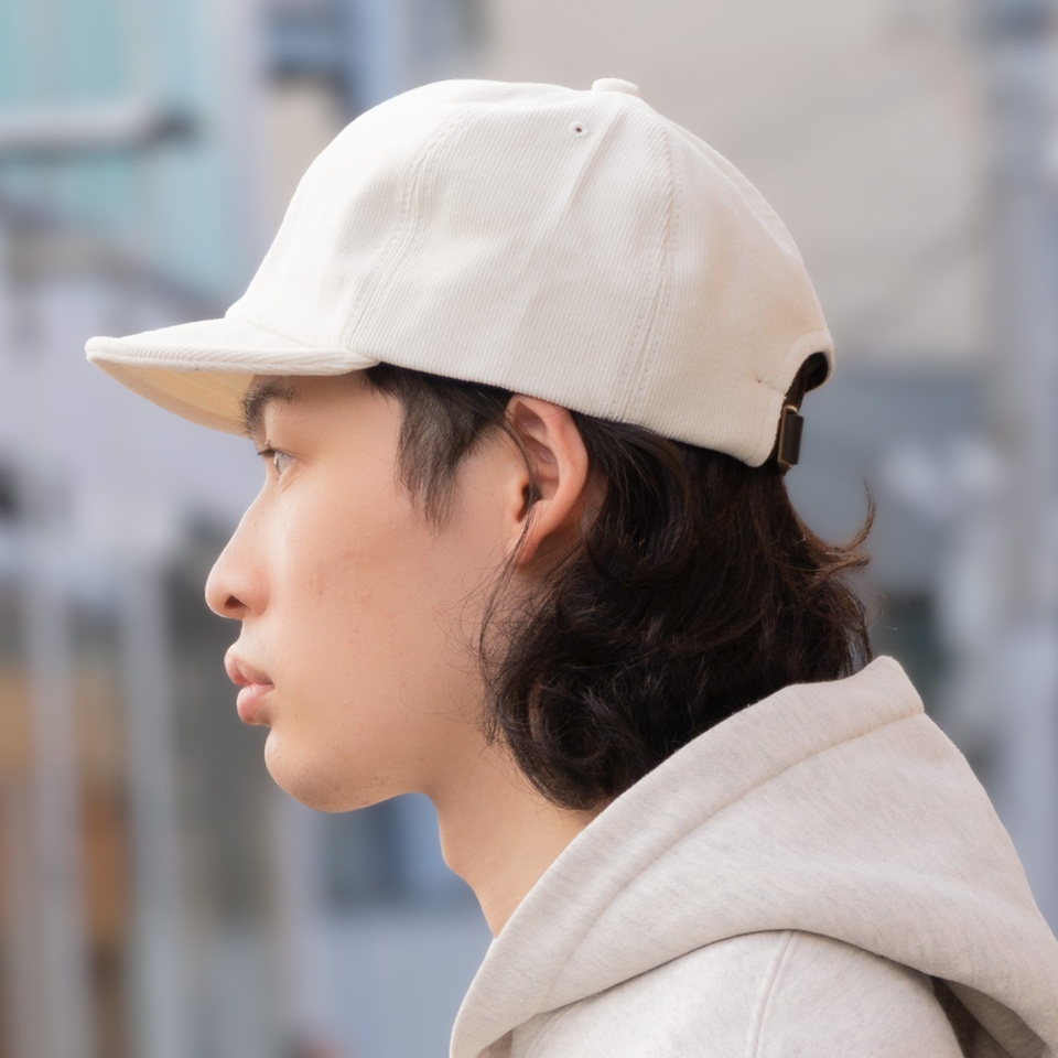 コーデュロイアンパイアBキャップ オフホワイト 着用 横