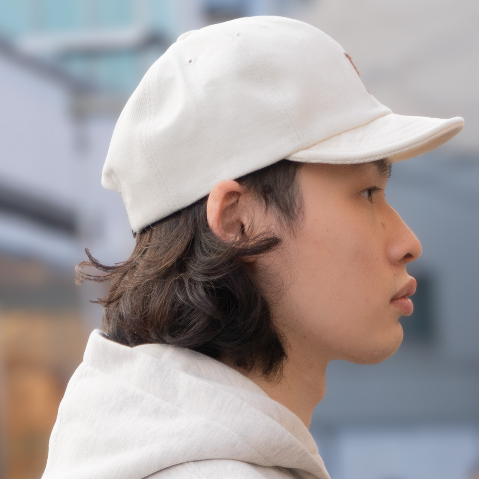 コーデュロイアンパイアBキャップ オフホワイト 着用 横