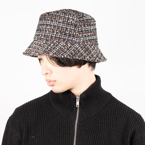 ツイードバケットハット 着用 斜め前