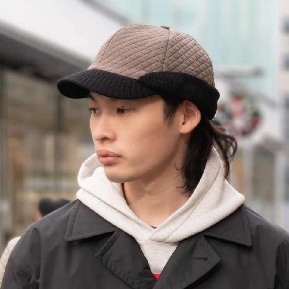 キルティングリブキャップ チャコールグレー 着用 斜め前