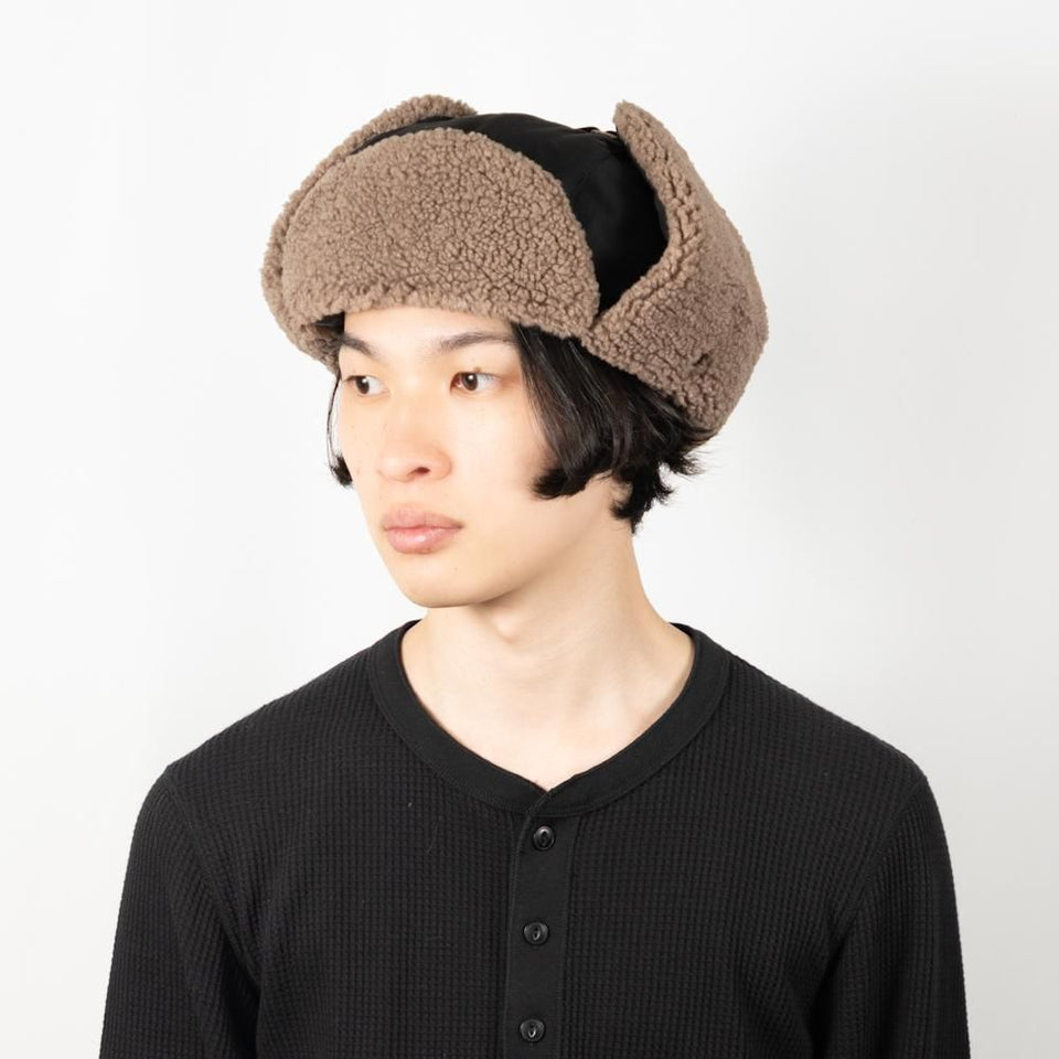 ポリコットンボアフライトキャップ ブラック 着用 斜め前 耳当てを上げた状態