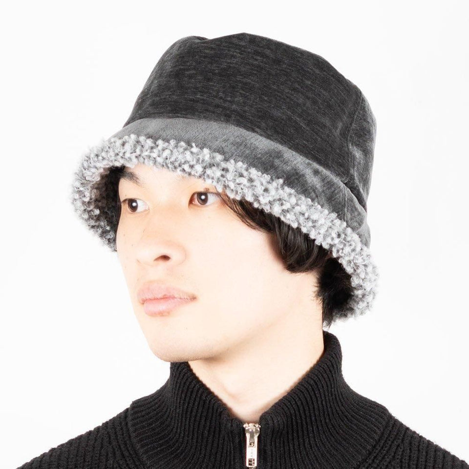 ツバ裏ボアバケットハット グレー 着用 斜め前