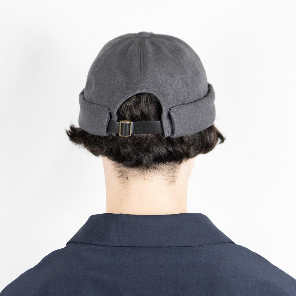 麻ラミフィッシャーマンキャップ グレー 着用 後ろ