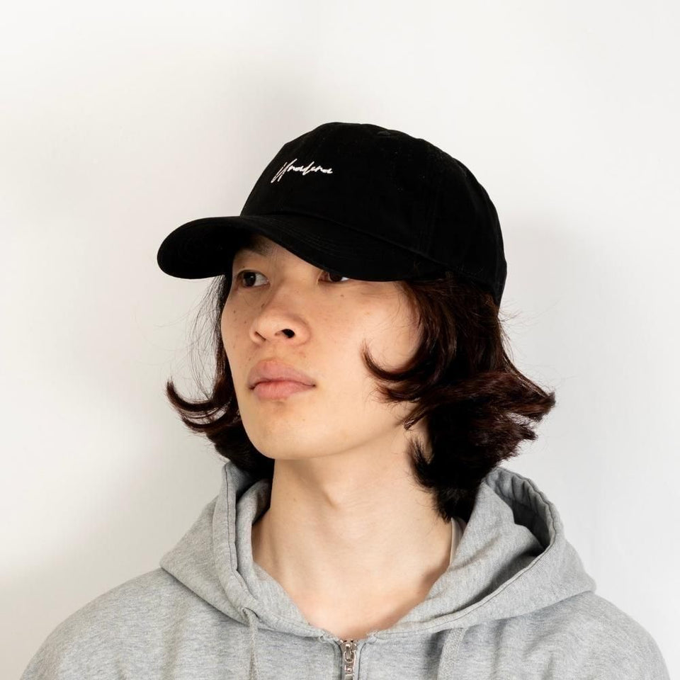 裏寺キャップ ブラック 着用 斜め前