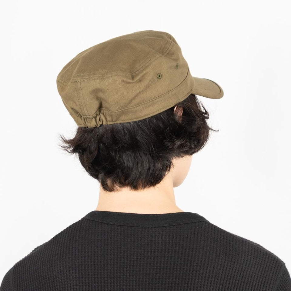 ラバーアジャスターワークキャップ カーキ 着用 後ろ斜め