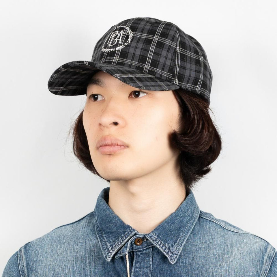 チェックFABエンブロイダリーキャップ ブラック 着用 斜め前