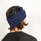 ドレープヘアーバンド ネイビー 着用 後ろ斜め