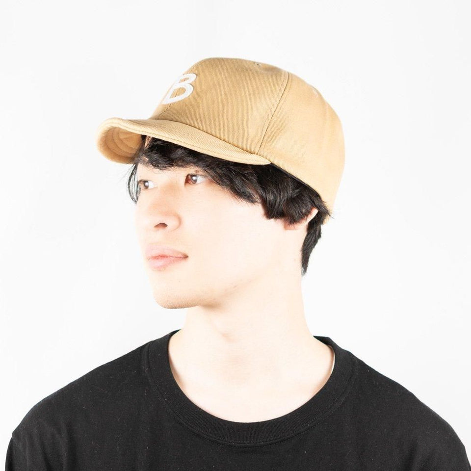 ツイルアンパイアBキャップ ベージュ 着用 斜め前