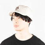 ツイルアンパイアBキャップ オートミール 着用 斜め前
