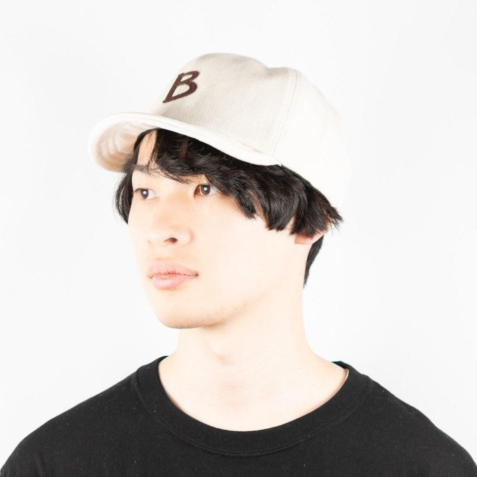 ツイルアンパイアBキャップ オートミール 着用 斜め前