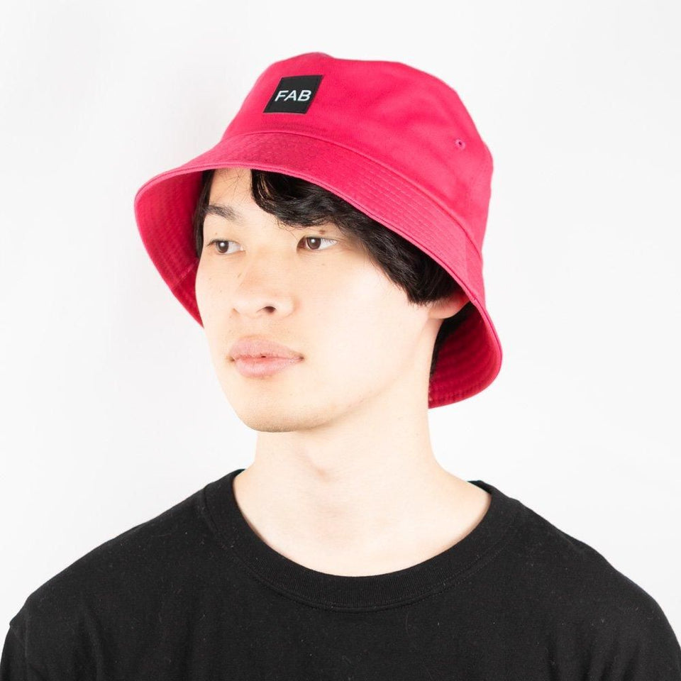 バケットハット ピンク 着用 斜め前