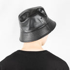バケットハット ブラックフェイクレザー 着用 後ろ斜め