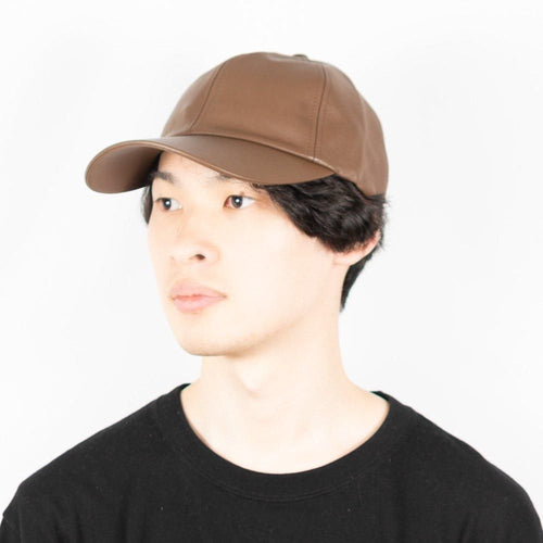 フェイクレザーキャップ ブラウン 着用 斜め前