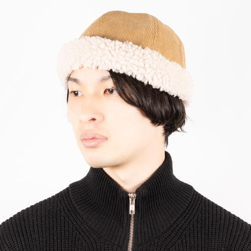 コーデュロイボアフィッシャーマンキャップ ベージュ 着用 斜め前