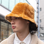 リバーシブルフェイクファーチューリップハット 着用 斜め前 ファー側
