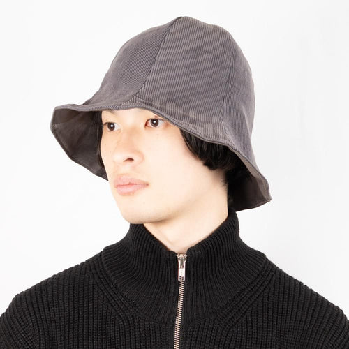 リバーシブルコーデュロイチューリップハット グレー 着用 斜め前