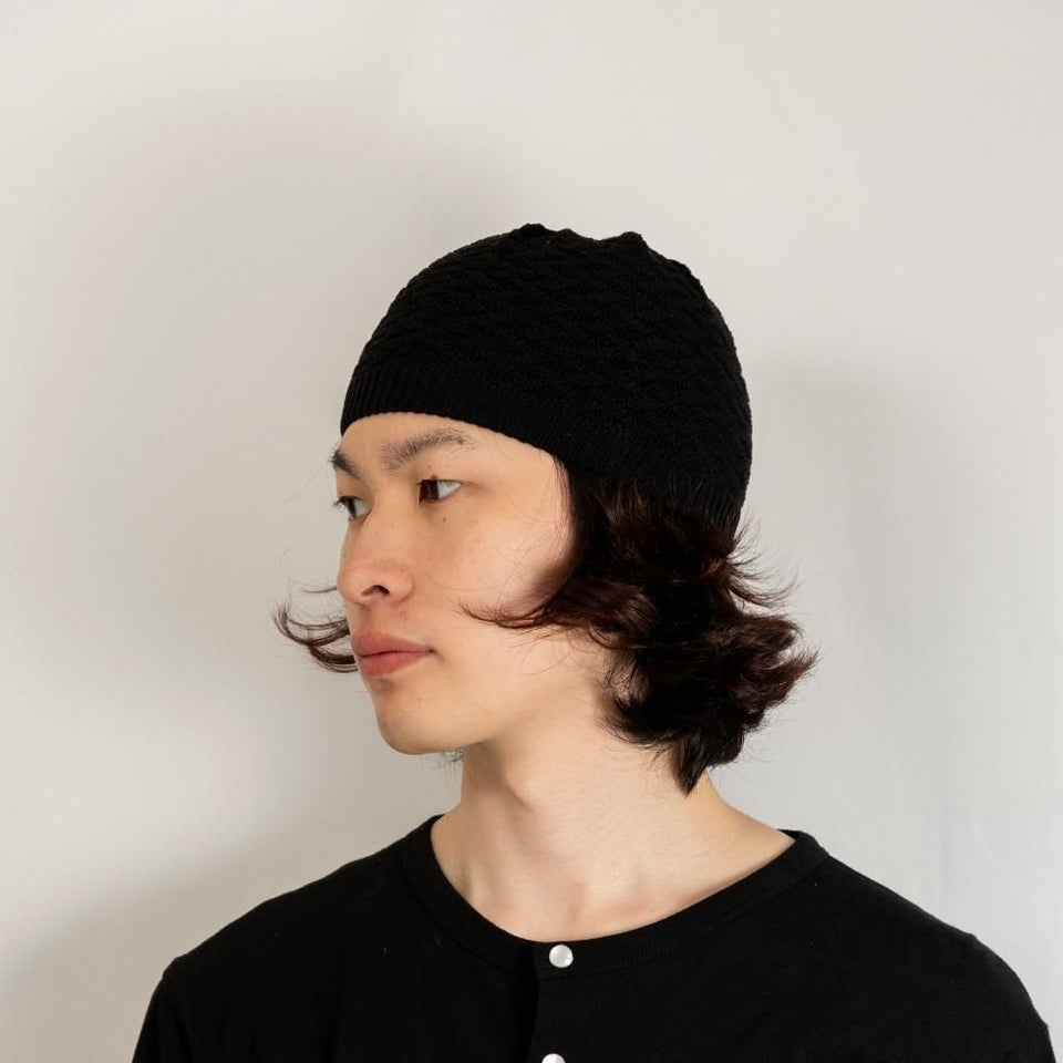 模様編みショートワッチ ブラック 着用 斜め前