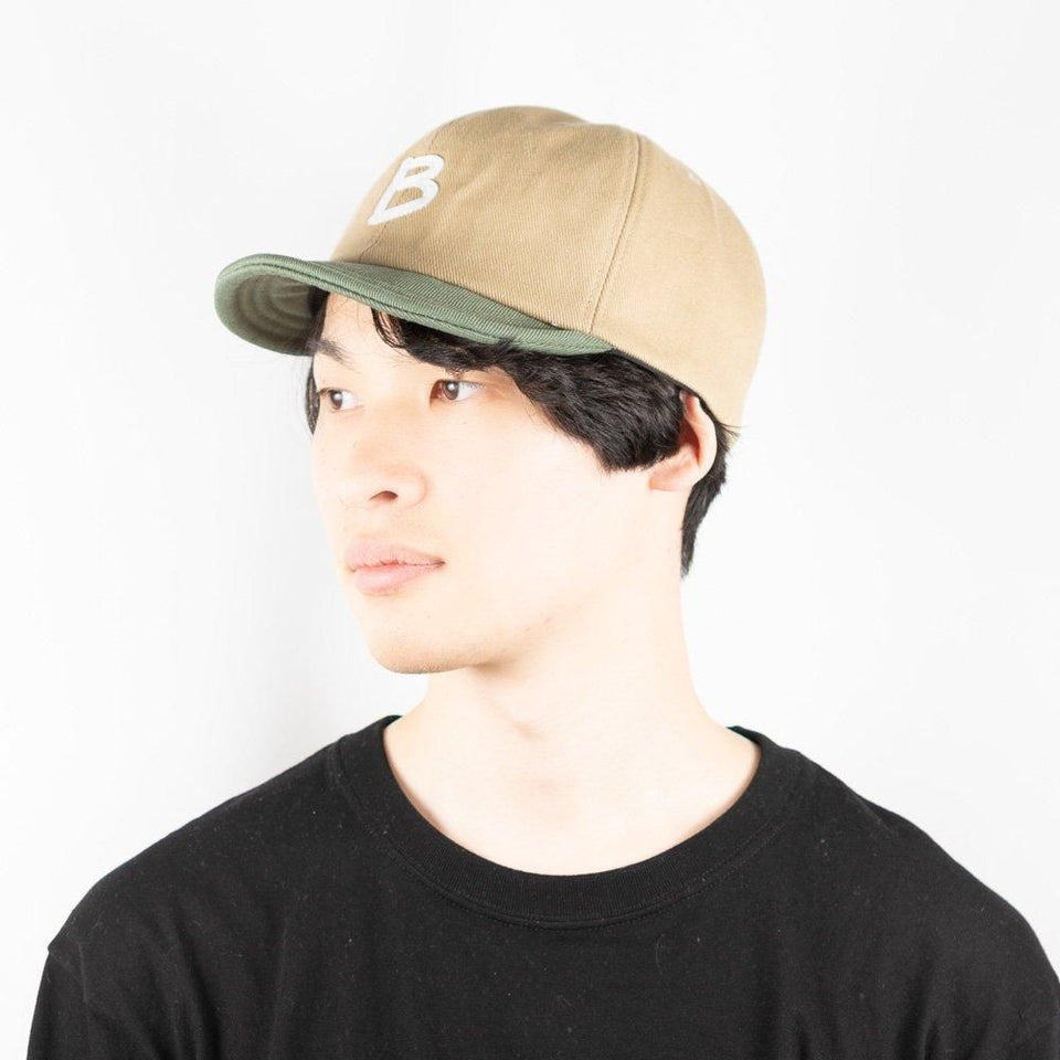 ツートンアンパイアBキャップ ベージュ カーキ 着用 斜め前