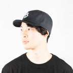 ツートンアンパイアBキャップ グレー ブラック 着用 斜め前