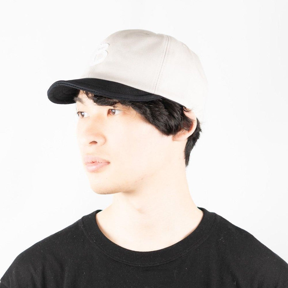 ツートンアンパイアBキャップ ライトベージュ 着用 斜め前