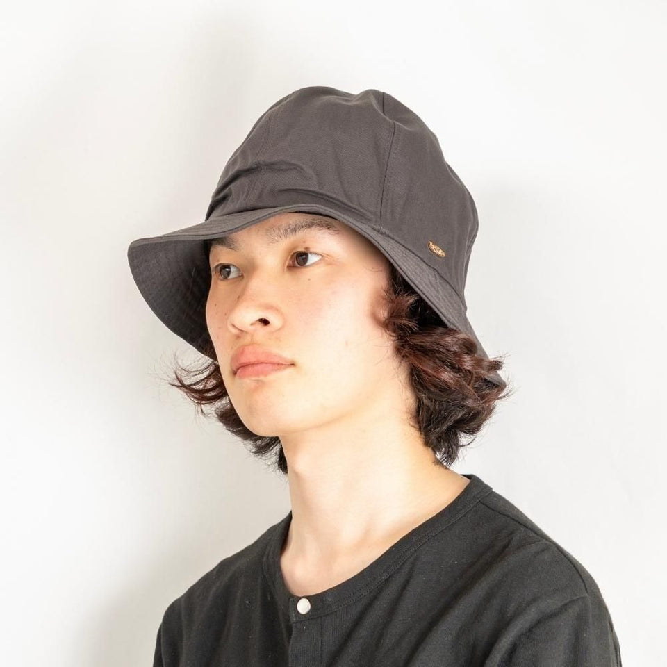 変形マウンテンハット グレー 着用 斜め前
