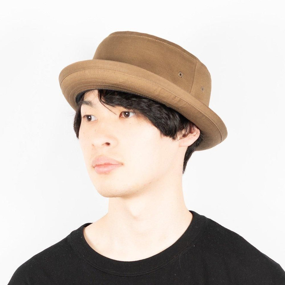 コットンポークパイ モカ 着用 斜め前