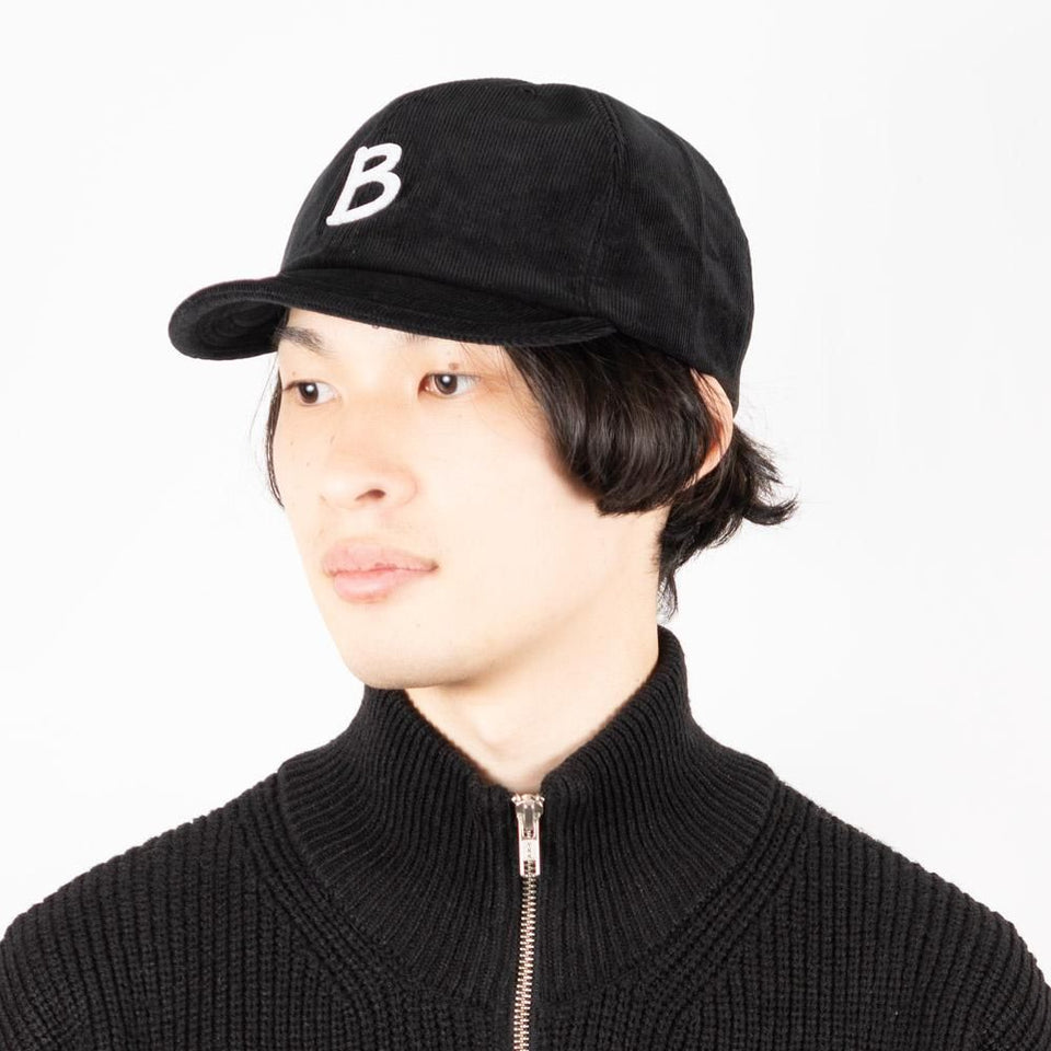 コーデュロイアンパイアBキャップ ブラック 着用 斜め前
