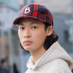 チェックアンパイアBキャップ レッド 着用 斜め前