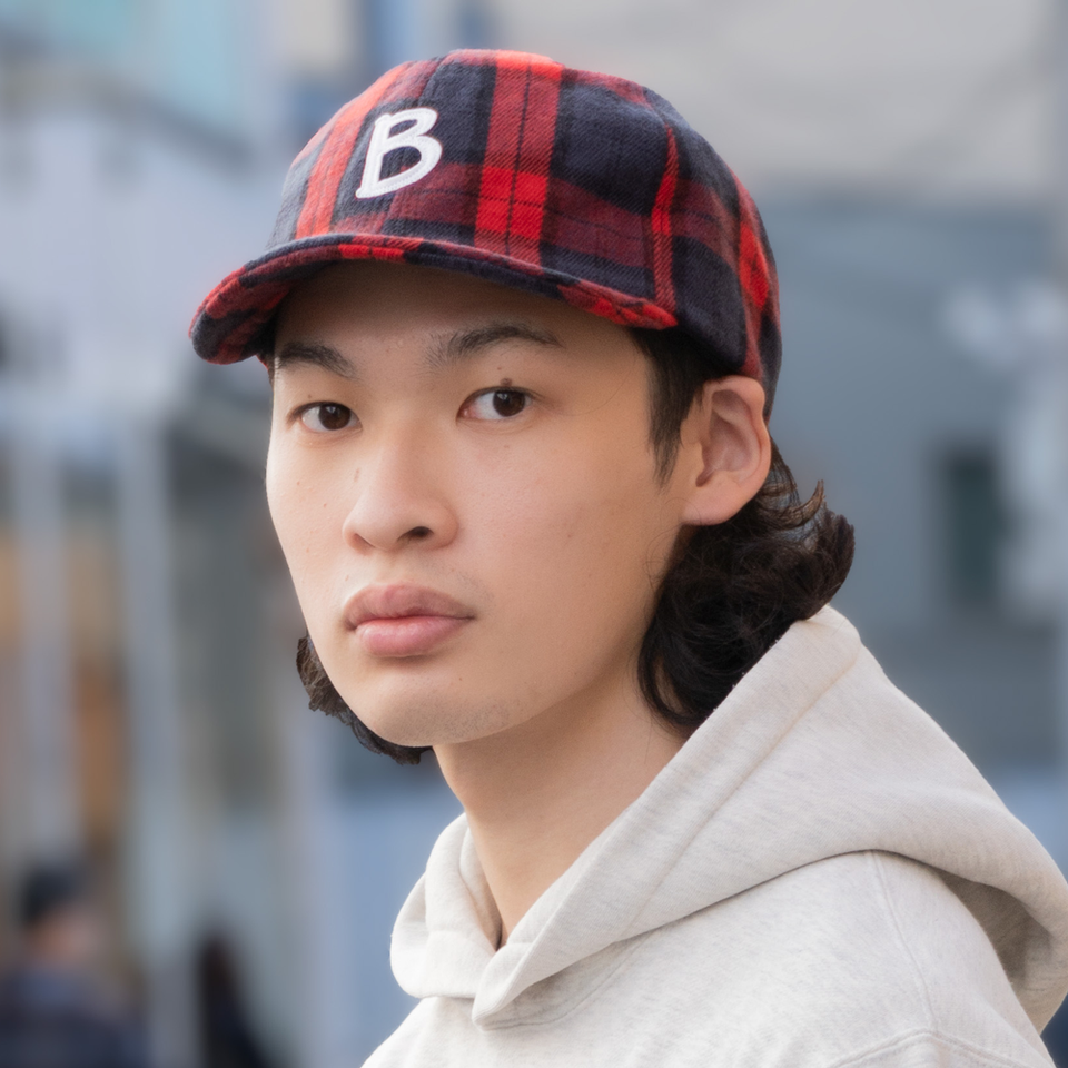 チェックアンパイアBキャップ レッド 着用 斜め前
