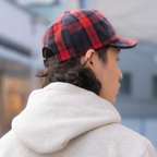 チェックアンパイアBキャップ レッド 着用 後ろ斜め