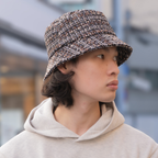 ツイードバケットハット 着用 斜め前