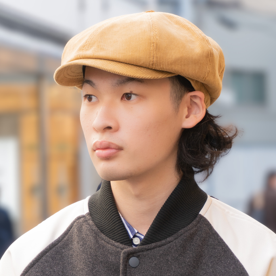 コーデュロイキャスケット ベージュ 着用 斜め前