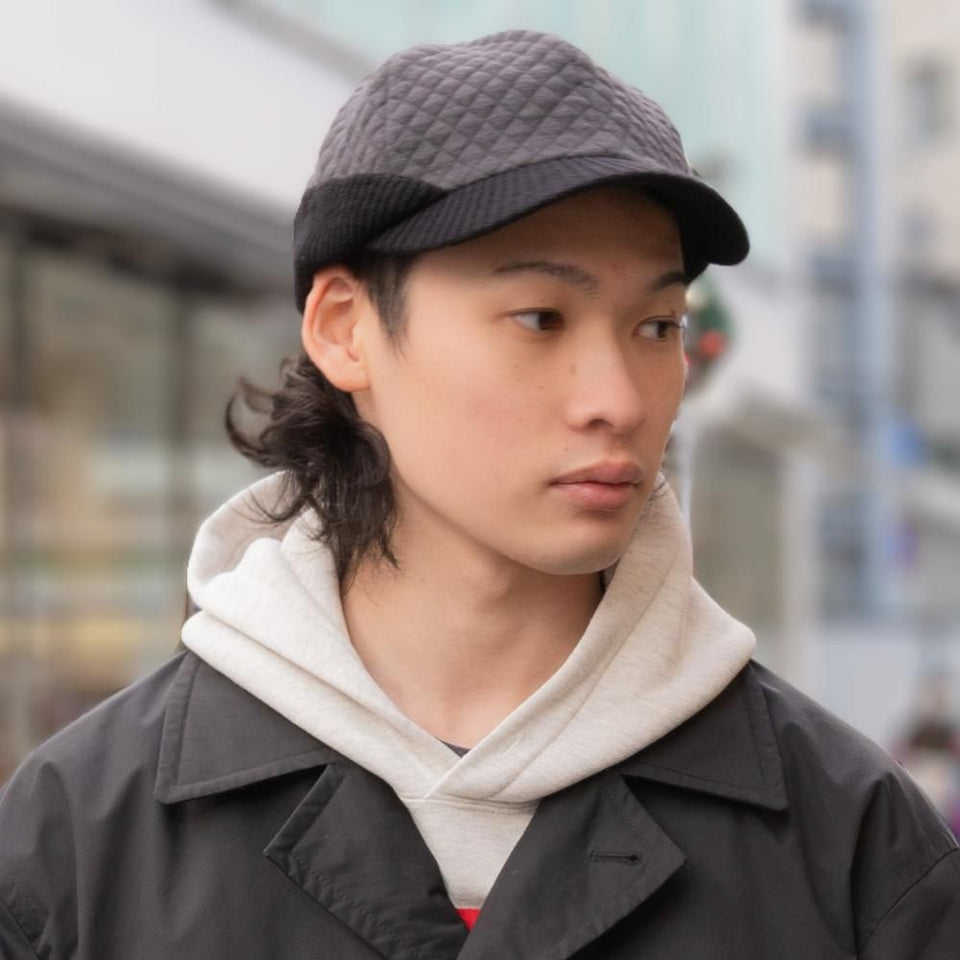 キルティングリブキャップ グレー 着用 斜め前