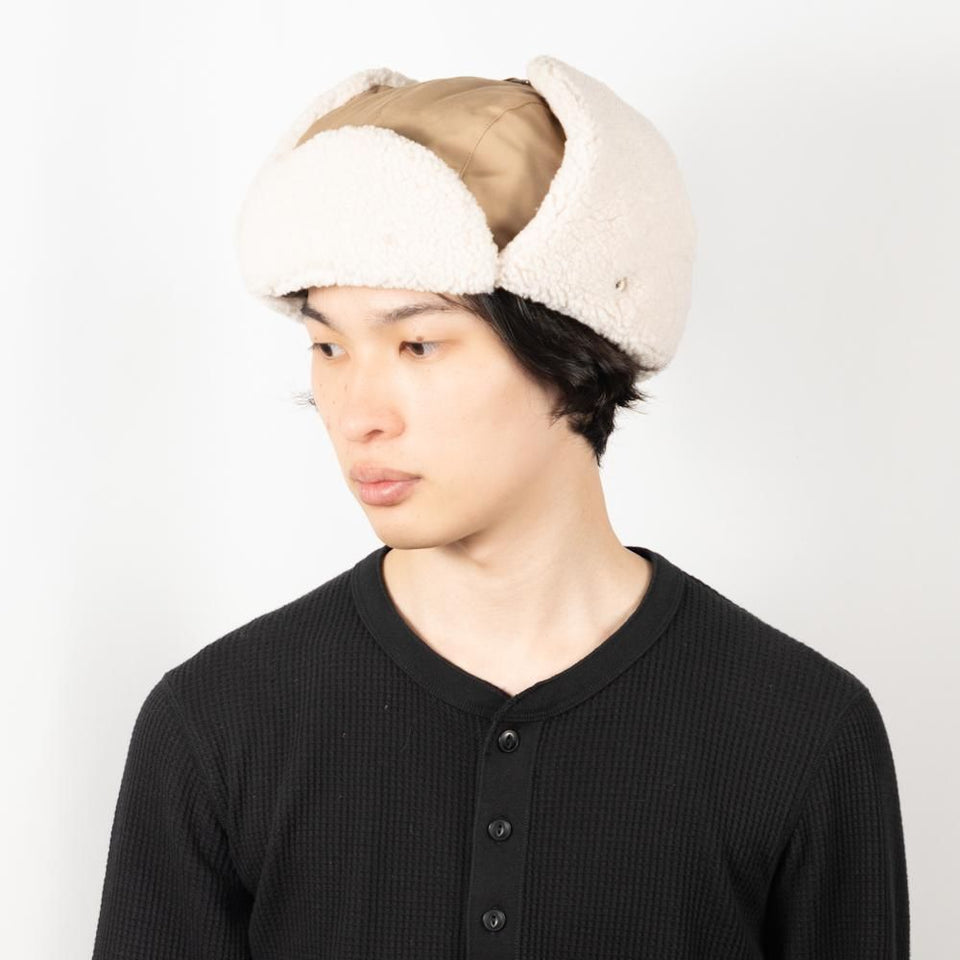 ポリコットンボアフライトキャップ ベージュ 着用 斜め前 耳当てを上げた状態