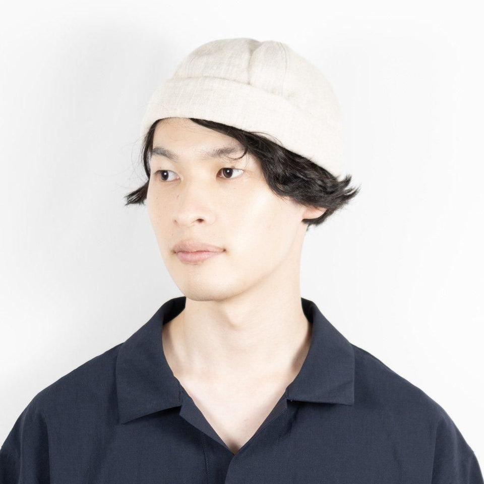 麻ラミフィッシャーマンキャップ ナチュラル ホワイト 着用 斜め前