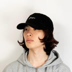 裏寺キャップ ブラック 着用 斜め前